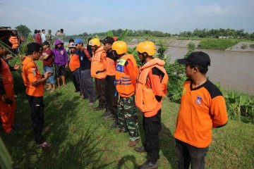 Petugas cari korban tenggelam di Sungai Brantas wilayah Jombang