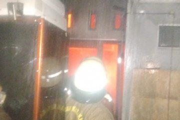 Damkar Jaktim tangani pohon tumbang hingga orang terjebak di lift