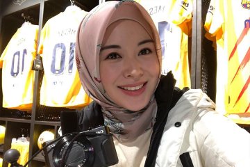 Ayana Moon jadi sering senyum usai masuk Islam