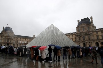 Museum Louvre Paris tutup karena staf mogok kerja akibat virus corona