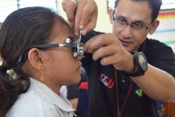 Tokopedia-Dompet Dhuafa bagikan 297 kacamata untuk pelajar di Kupang