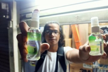 Harga eceran sanitizer di Pasar Pramuka naik 100 persen