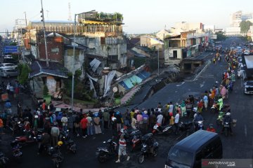 10 rumah toko ambruk akibat Jalan Sultan Agung Jember ambles