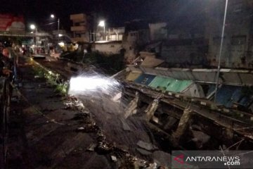 Jalan Sultan Agung di Jember ambles akibat tingginya curah hujan