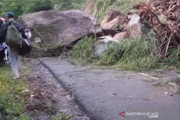 Longsoran batu tutup Jalan Raya Garut-Pameungpeuk