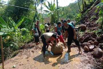 Dibuka, akses jalan tertutup longsor di Desa Gelang Jember