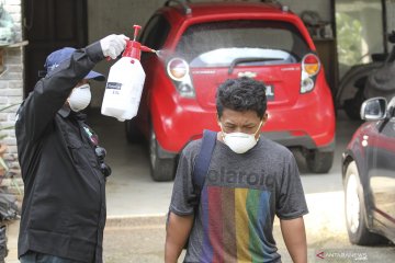 Pekerja di rumah yang penghuninya positif virus corona dievakuasi