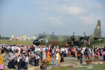 Pelajar kunjungi pesawat militer
