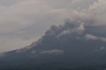 Gunung Semeru keluarkan awan panas sejauh tiga kilometer