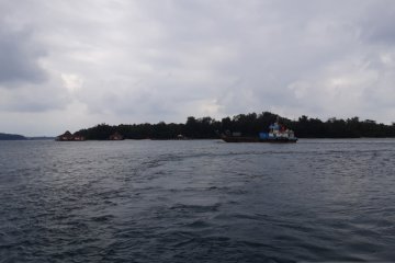 Kogasgabpad datangkan tongkang bawa logistik di Pulau Sebaru