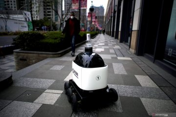 Siswa Taiwan lawan virus corona dengan robot disinfektan