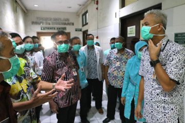 Ganjar cek ruang isolasi RSUD Moewardi dan edukasi pencegahan COVID-19