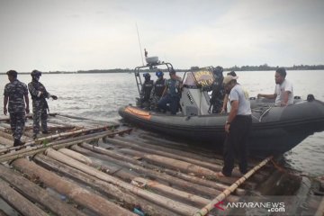 TNI AL temukan 1.400 batang kayu diduga ilegal di Sungai Kapuas