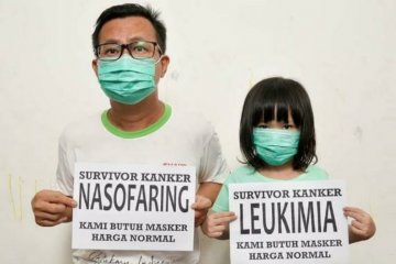 Ayah-anak penyintas kanker resah akibat harga masker "selangit"