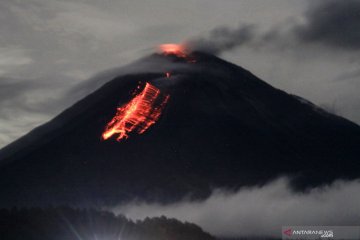 Penampakan guguran lava pijar Gunung Semeru