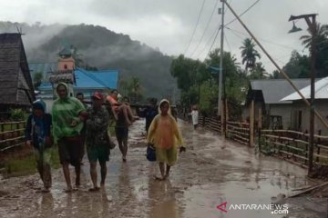 Sebagian besar warga diungsikan ke Kantor Camat Lore Barat