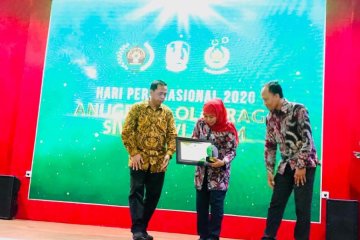 Gubernur Khofifah terima "special award" dari SIWO PWI Jatim