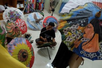 Kerajinan payung kain lukis