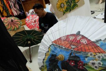 Kerajinan payung kain lukis