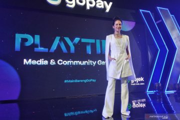 Pevita Pearce main "game" di ponsel sampai warnet