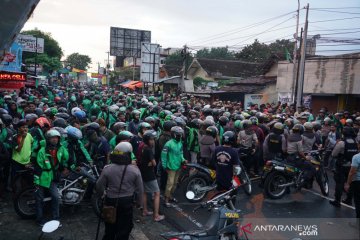 Bentrok pengemudi ojek online dengan debt collector