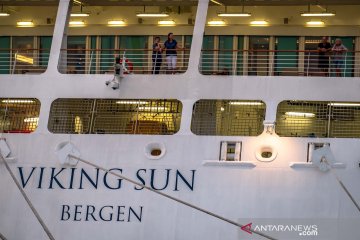 Kapal pesiar Viking Sun sandar sejenak di Semarang
