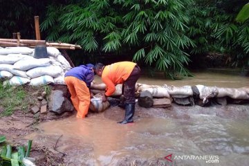 Air meluap, tanggul Sungai Angin di Banyuma jebol