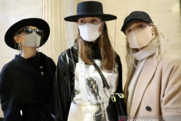 Saint Laurent dan Balenciaga akan bantu produksi masker bedah