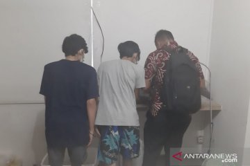 Polisi olah TKP pabrik tembakau gorila di apartemen kawasan Bandung