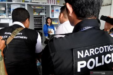 Polres dan petugas kesehatan sisir penjualan masker di Kupang