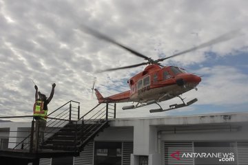 Helikopter BNPB mendarat di puncak gedung PU Sumbar