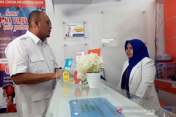 Andre Rosiade sidak persediaan masker di Apotek Kimia Farma Padang