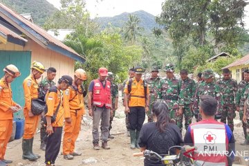 Tim SAR evakuasi jenazah korban banjir bandang Lore Barat