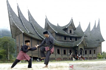 Pelajar Malaysia belajar silat Minangkabau di Pariaman