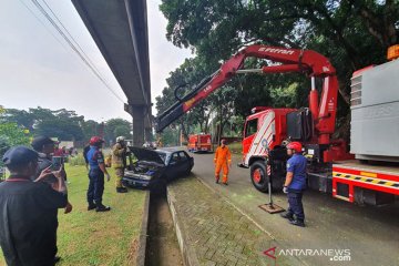 Sebuah mobil terperosok di TMII