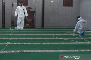 Masjid 300 meter dari kediaman JK lakukan kegiatan semprot disinfektan