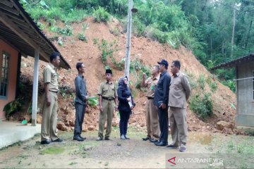 Dewan Kulon Progo tinjau tebing longsor ancam rumah warga