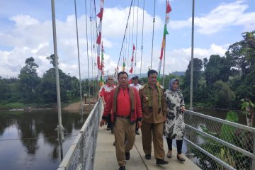 Ketua Komisi V DPR resmikan jembatan di pedalaman Kalbar