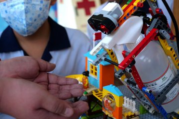 Murid di Taiwan perangi virus dengan dispenser disinfektan dari Lego
