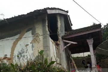 Sejumlah warga Sukabumi terluka tertimpa puing rumah akibat gempa