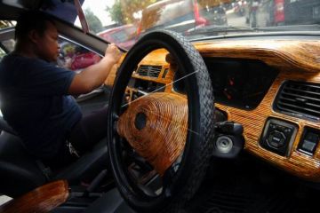 Kerajinan interior mobil dari limbah koran