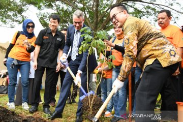 Wakil Menteri Pertanian Belanda dan Rektor IPB tanam pohon