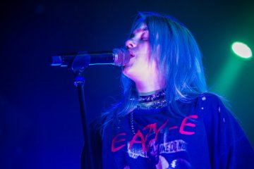 Billie Eilish lepas baju protes soal "body shaming"