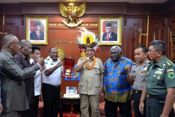 Bupati Manokwari Selatan hibahkan tanah untuk TNI dan Polri