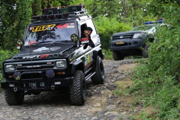 Ganjar rela "off road" merespons keluhan warga soal jalan rusak