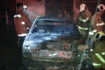 Damkar temukan benda serupa molotov dalam garasi dua mobil terbakar