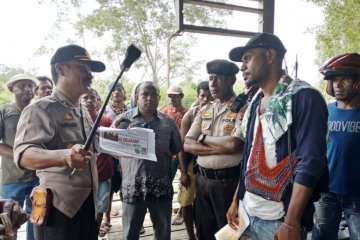 10 pelaku perusak Kantor Bupati Waropen wajib lapor