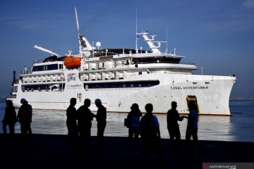 Kapal pesiar Coral Adventure dari Australia berlabuh di Makassar