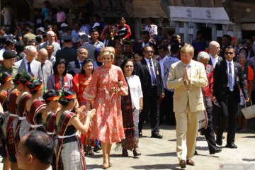 Raja dan Ratu Belanda kunjungi rumah adat Batak