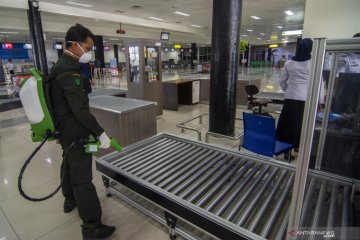 Penyemprotan desinfektan di bandara